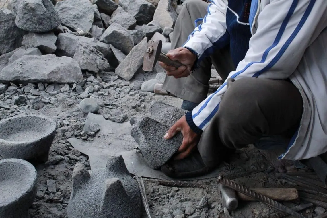Artesanos mexiquenses transforman molcajetes en esculturas artísticas