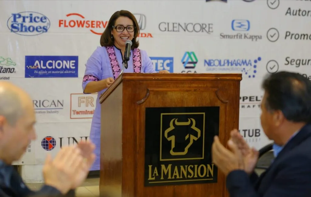 Importante fortalecer la relación con el sector empresarial: Azucena Cisneros