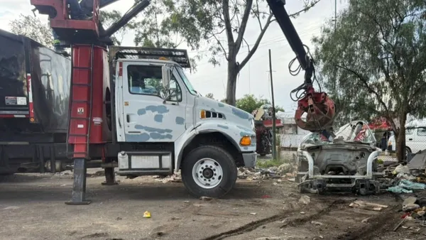 La Paz: Intercambian vehículos "chatarra" por mobiliario