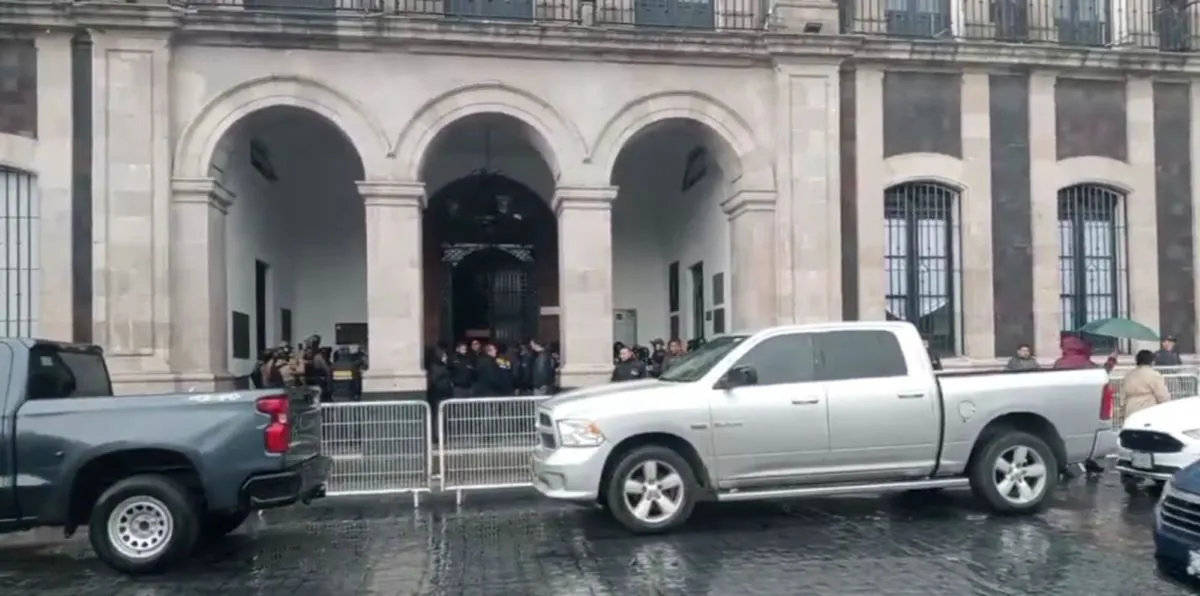 Según fuentes oficiales elementos de la FHJEM y GN ejecutaron dicho registro al interior del ayuntamiento de Toluca, pero que no precisaron si buscaban a algún servidor público o pruebas documentales. Fotos: Especiales