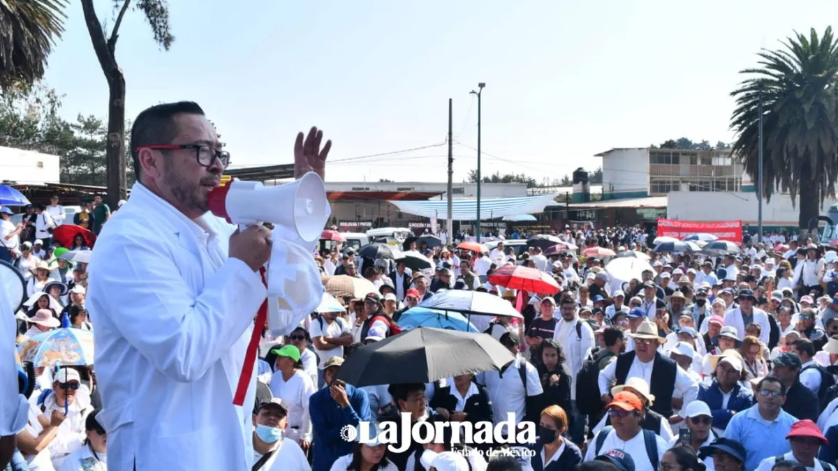 Trabajadores de la salud se manifiestan en la capital mexiquense