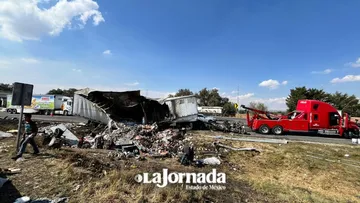 Tráiler calcinado mantiene colapsada la México-Pirámides; van más de 24 horas