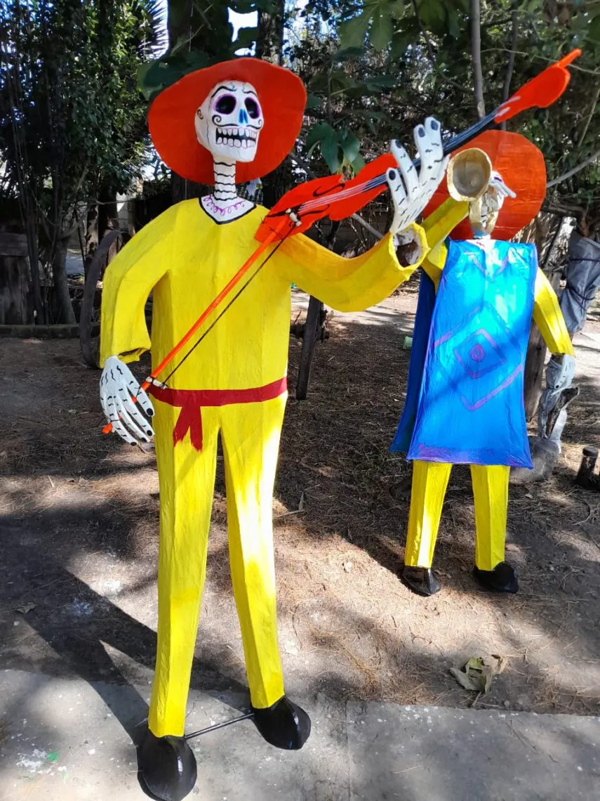 Óscar Bellonset, la mente detrás de la cartonería colosal en la ofrenda de Metepec