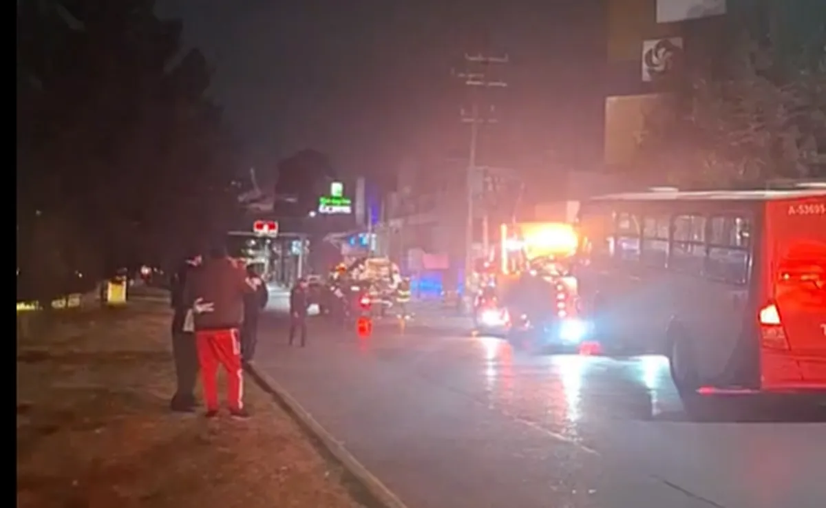 Autobús de pasajeros choca contra auto frente al Hotel Radisson en Toluca