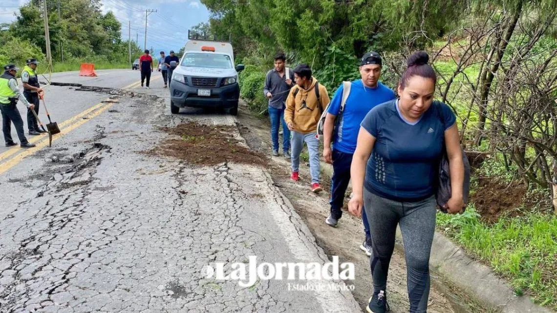 Se abre grieta y se fractura la carretera Tenango-Tenancingo