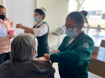Avanza campaña de vacunación contra influenza y COVID-19 en Edomex