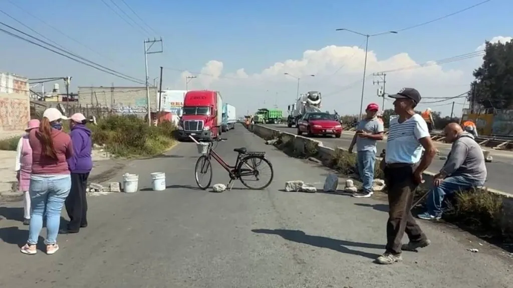 Vecinos bloquean la carretera Chalco-Mixquic, exigen agua