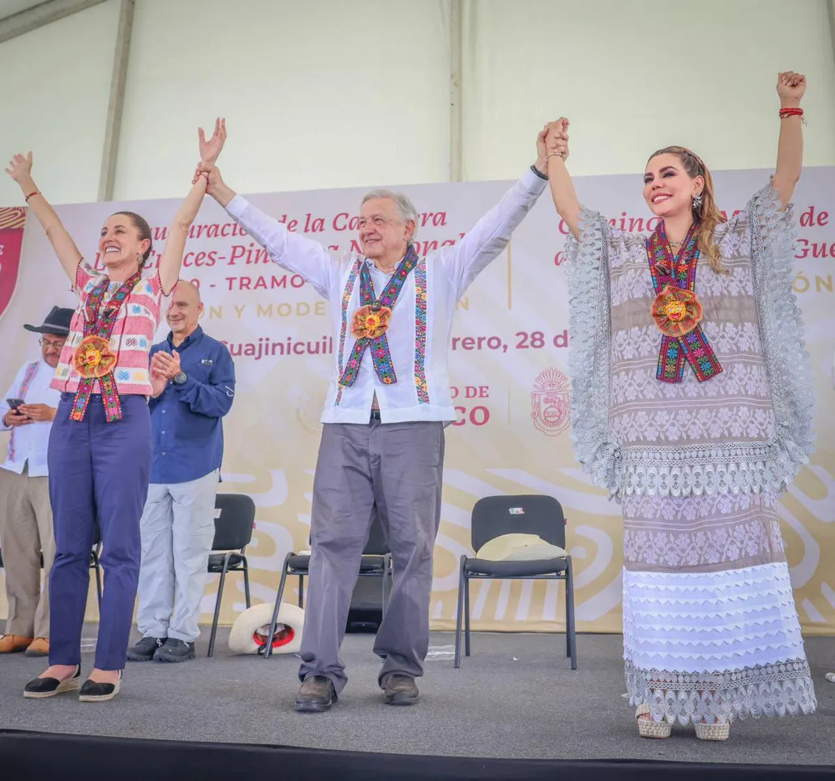 La gobernadora Evelyn Salgado y el presidente Andrés Manuel López Obrador inauguraron la ampliación de la Carretera Las Cruces-Pinotepa Nacional