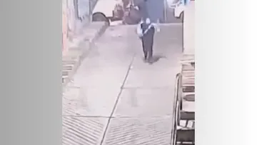 [VIDEO] Mujer huye cuando intentaban subirla por la fuerza a una camioneta en Naucalpan