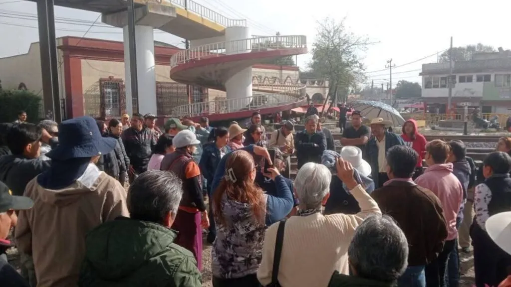 Habitantes de Teoloyucan exigen reparación del puente El Polvorín en la México–Querétaro
