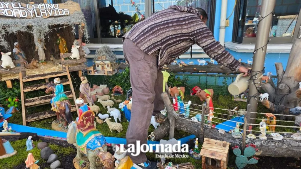 Familia de Santa Ana Tlalpaltitlán coloca Nacimiento con más de 200 piezas