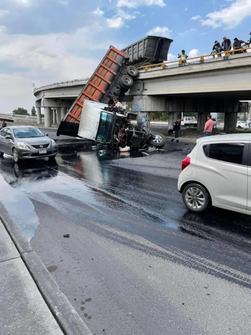 Góndola queda volando tras caída de tráiler en Texcoco
