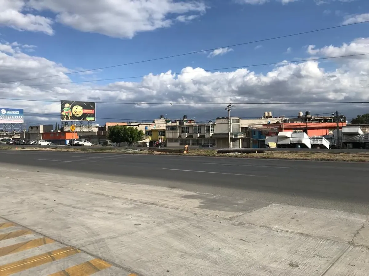 Continúa cerrada la Texcoco-Lechería por accidente que derribó torre en Ecatepec