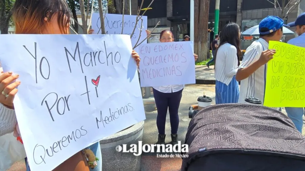Ciudadanos marchan por el centro de Toluca para exigir medicamentos