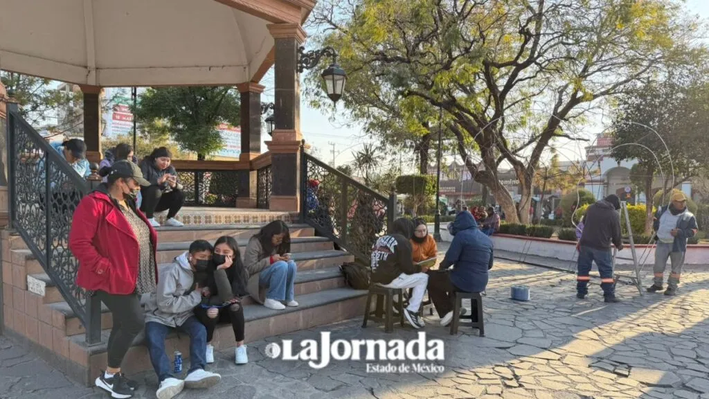 Habitantes de Teotihuacán madrugan para vacunarse contra el sarampión