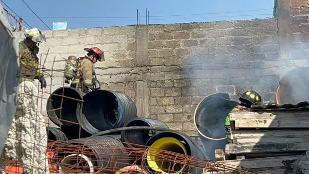 Arde bodega con tres automóviles en Ecatepec