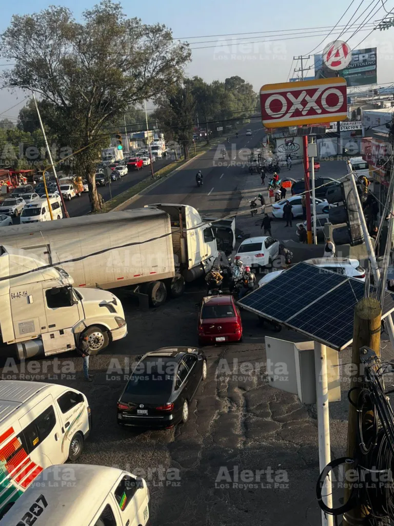 [VIDEO] Tráiler averiado y auto volcado provocan congestionamiento vial en el Circuito Exterior Mexiquense