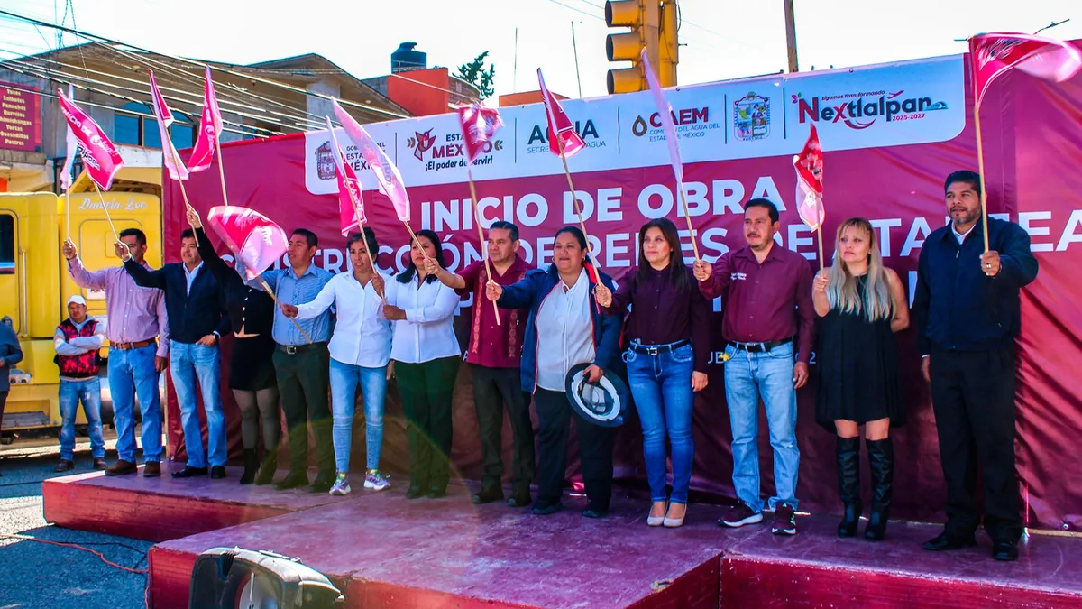 Beatriz García Villegas, Vocal Ejecutiva de la CAEM, dio el banderazo oficial del inicio de las obras de drenaje en la localidad. Foto Especial