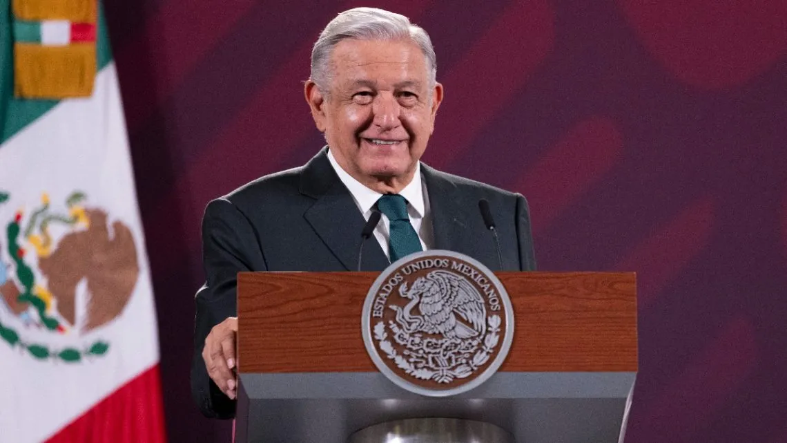 Se avanza en separar el poder político del económico: AMLO