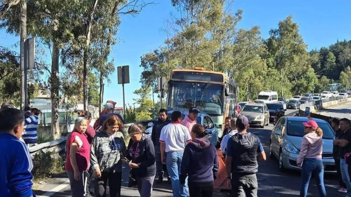 Bloqueo en la México-Toluca: Vecinos exigen paso peatonal