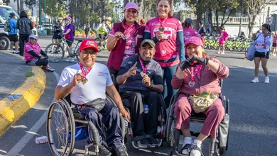 Disfrazados de cupidos, enormes corazones o simplemente con atuendo deportivo y el tradicional jersey alusivo al amor y la amistad, los asistentes llenaron de color la ciudad.