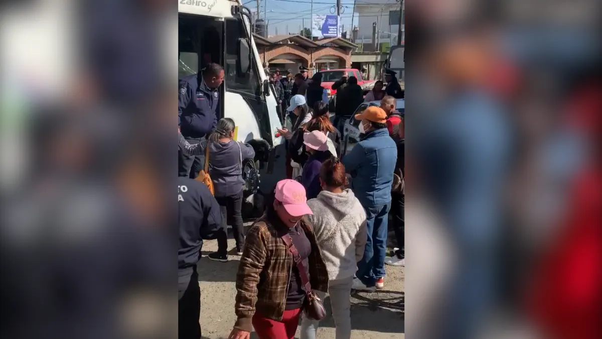 Tras choque intentan golpear a chofer de bus en San Pablo Autopan