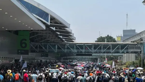 Educadores disidentes exigen diálogo real con Sheinbaum y cercan las terminales del aeropuerto capitalino.