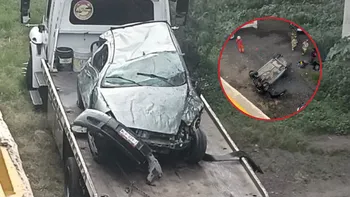 Auto sale proyectado desde puente tras choque en la Texcoco-Lechería.