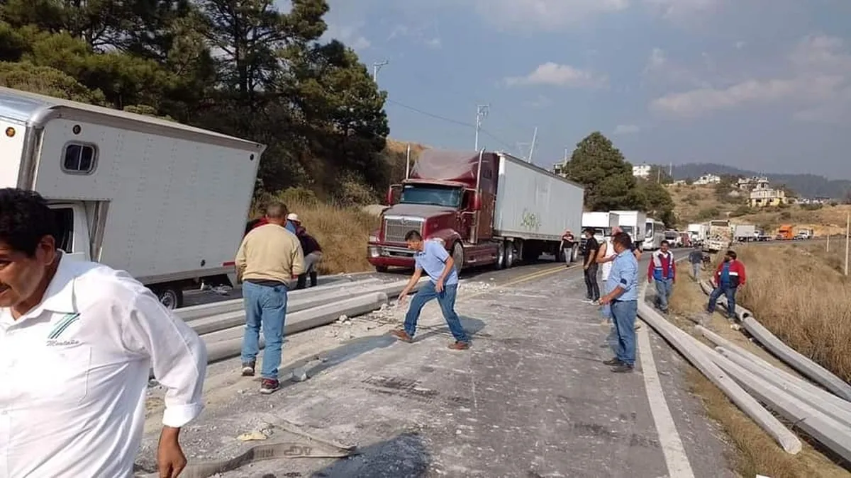 Trailer que transportaba postes de concreto vuelca en la Toluca-Naucalpan
