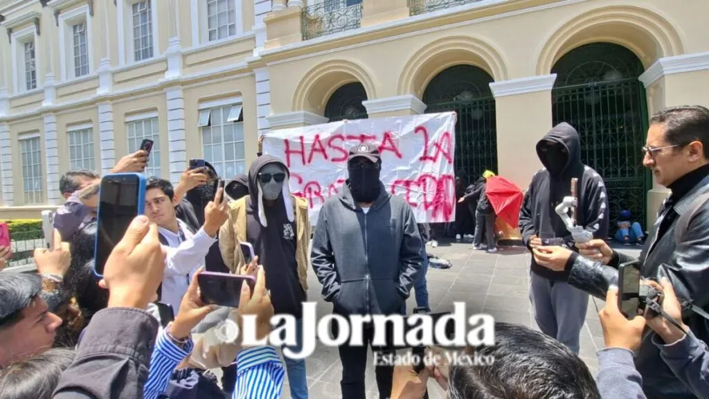 Protesta estudiantil alcanza la Rectoría de la UAEMéx