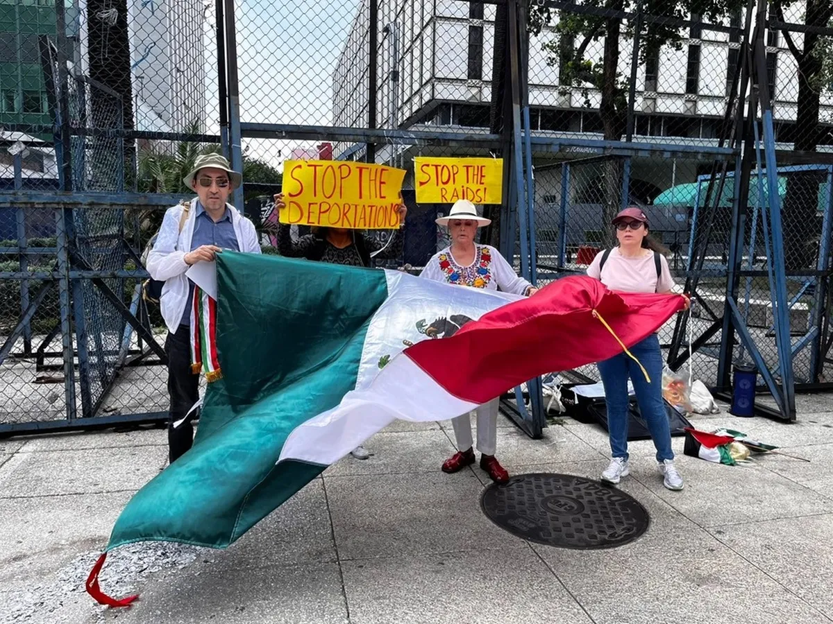 Queman piñata de Trump frente a Embajada de EU en CDMX