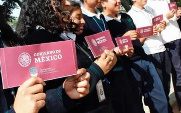 Alumnos mexiquenses recibieron becas de forma anticipada