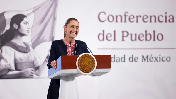 Claudia Sheinbaum rinde su primer informe de gobierno en Palacio Nacional, donde presenta avances en seguridad, economía y salud.