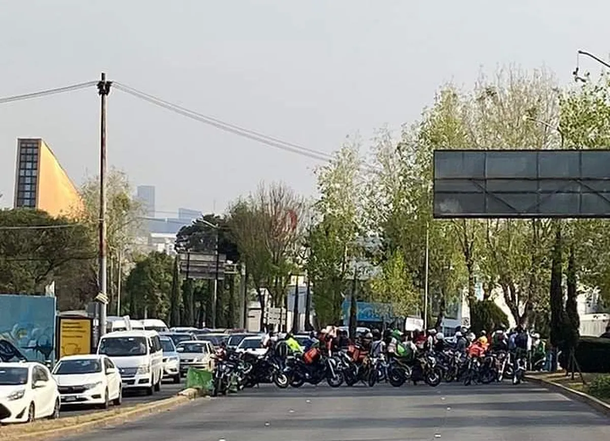 Lomas Verdes: Se manifiestan repartidores de aplicación