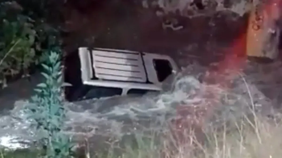Cae camioneta a canal; alcaldesa justifica falta de seguridad en el puente