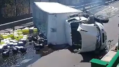 Tráiler vuelca sobre la autopista México-Toluca