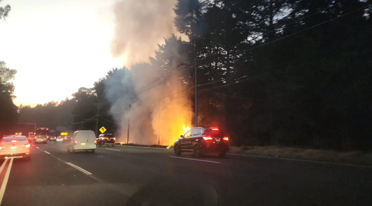 Se registra incendio en la México-Toluca, a la altura de Ocoyoacac