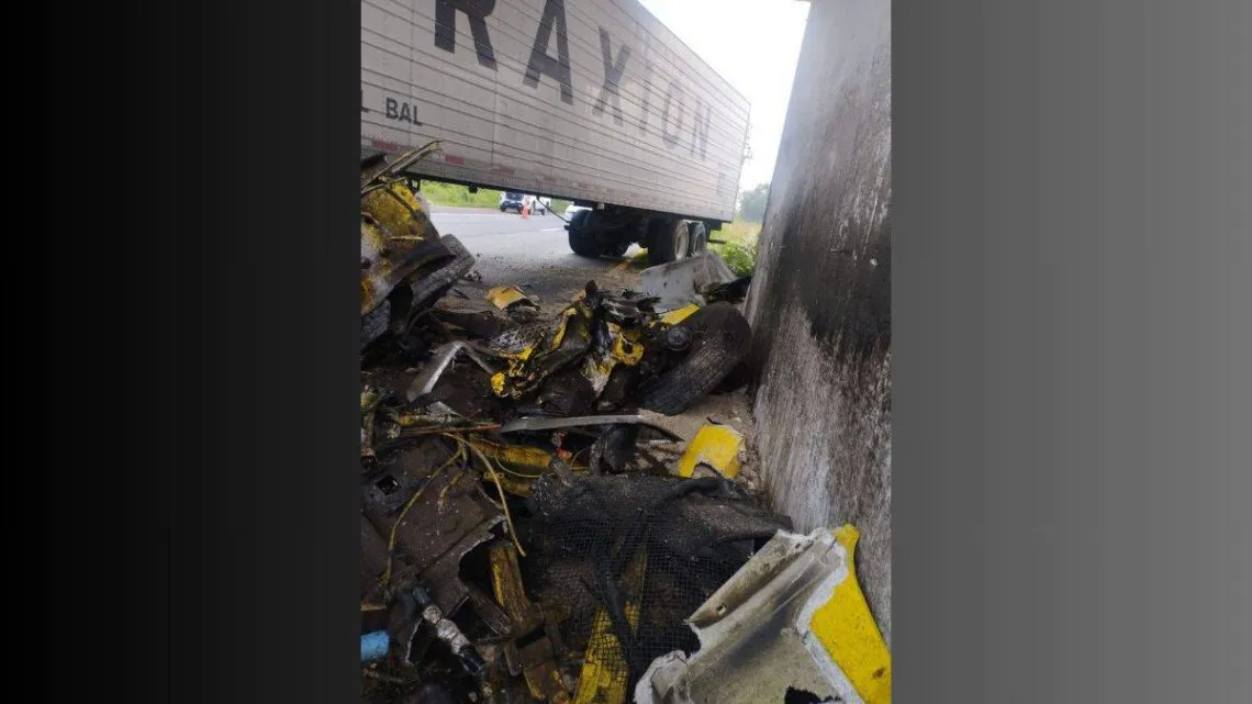 Tráiler se impacta contra base de un puente en la México-Pirámides