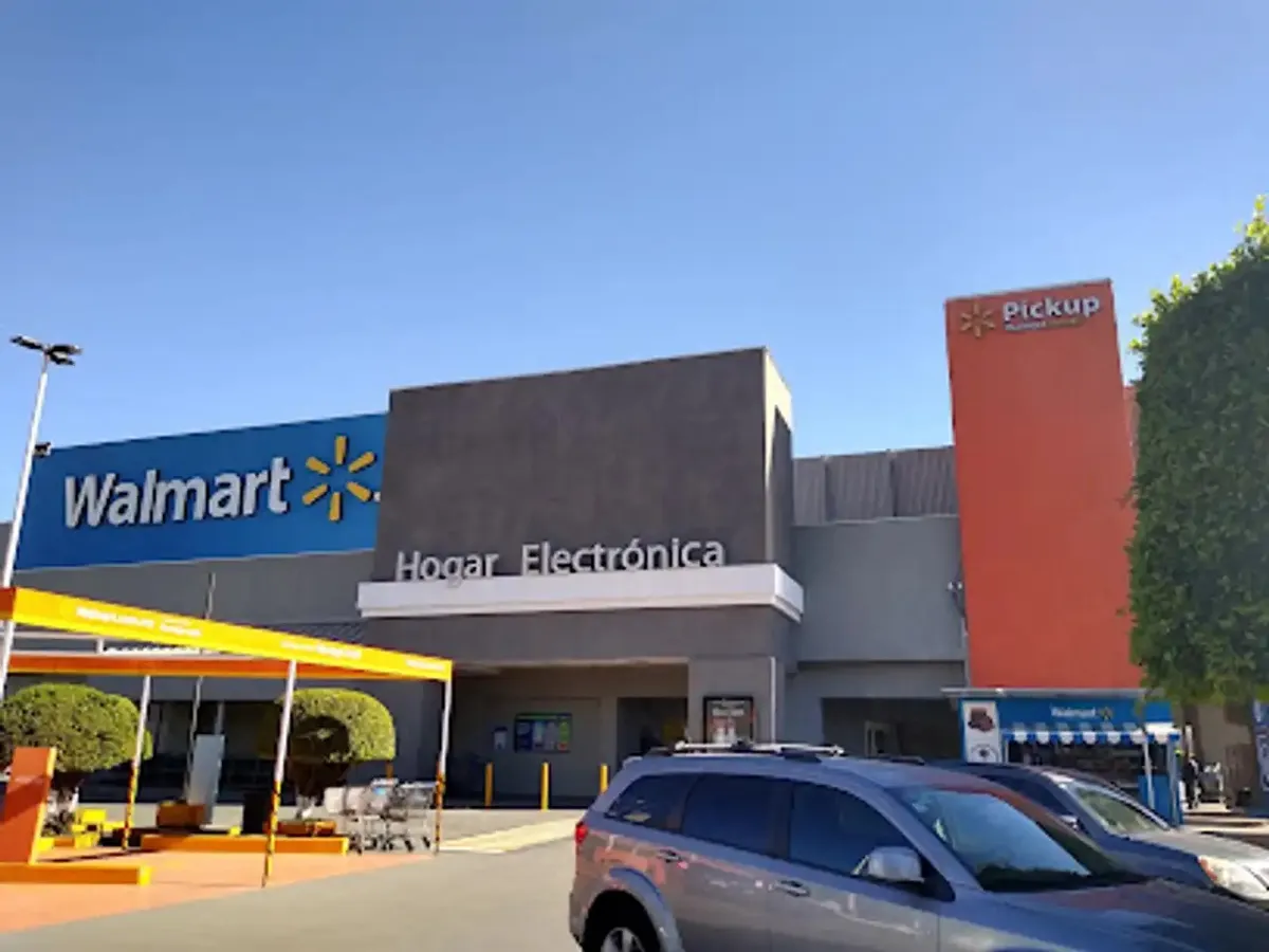 Los asaltantes lograron sustraer el dinero acumulado en las cajas registradoras del Walmart Pirules en Tlalnepantla.