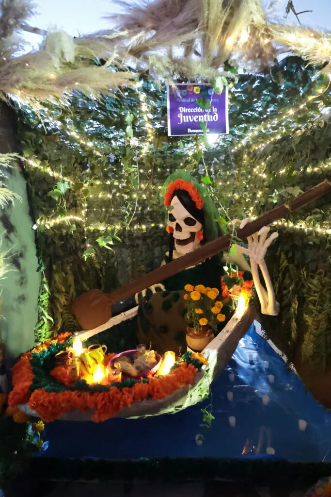 Conserva Huixquilucan tradiciones con exhibición de ofrendas de Día de Muertos
