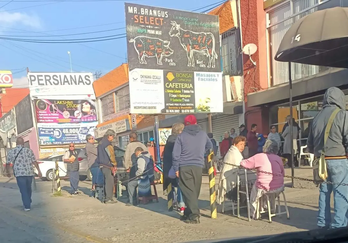 Adultos mayores se concentran en las oficinas de Banco Bienestar