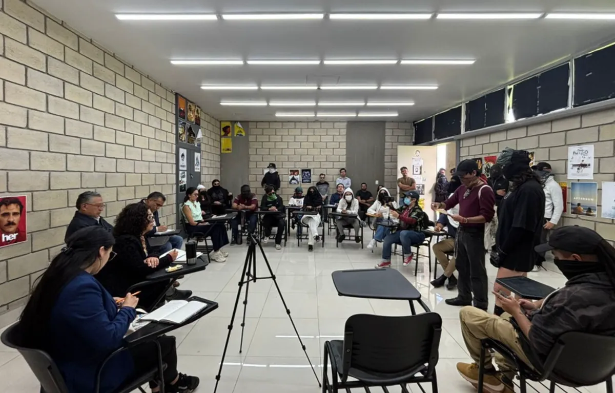 Rectora de la UAEMéx dialoga con estudiantes de la Escuela de Artes Escénicas