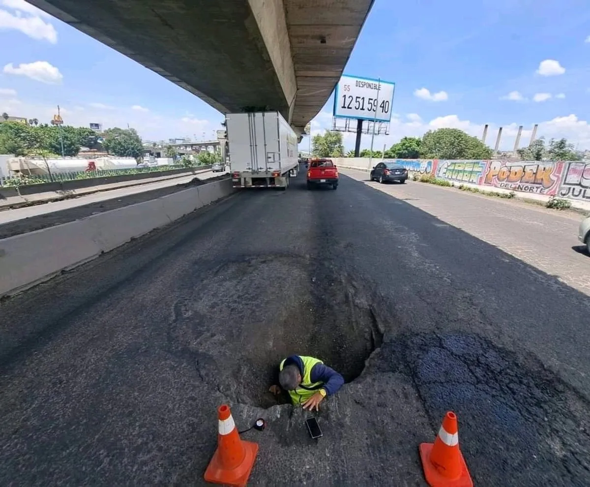 Conductores sufren retrasos por bacheo en Periférico Norte