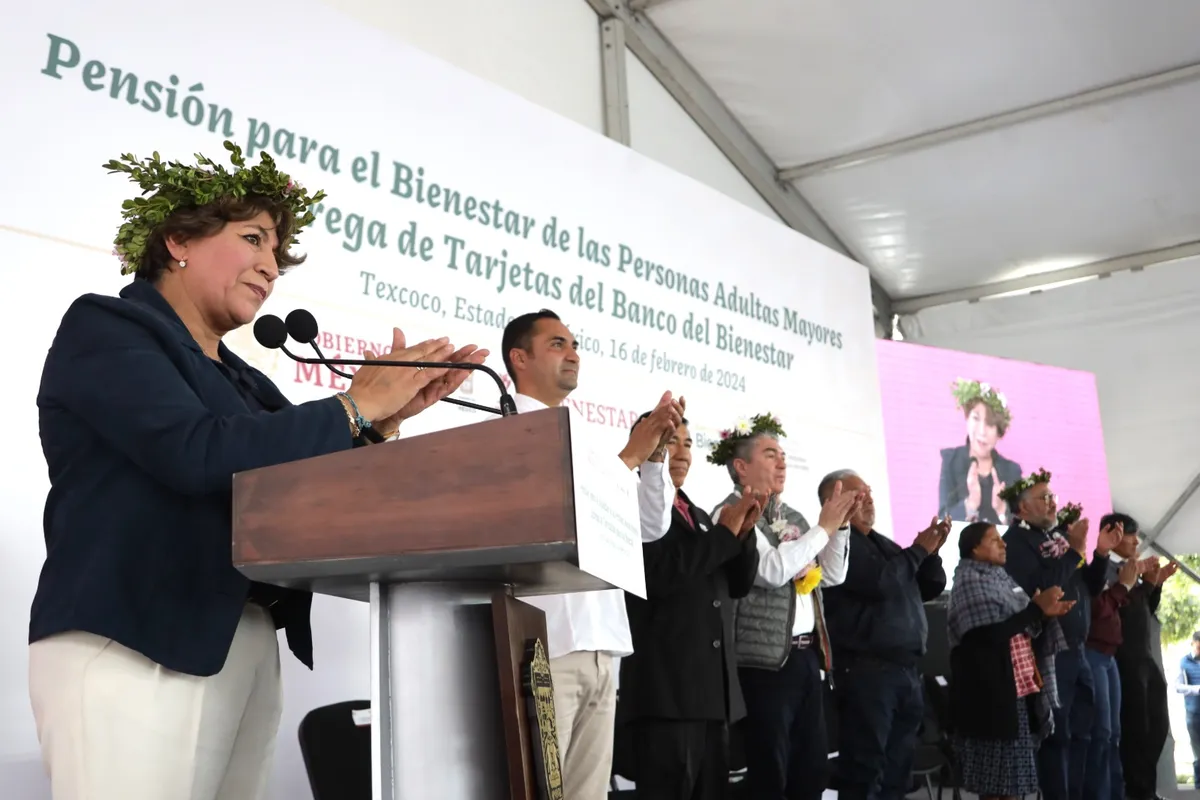 Texcoco: Delfina Gómez entrega tarjetas de Bienestar para adultos mayores