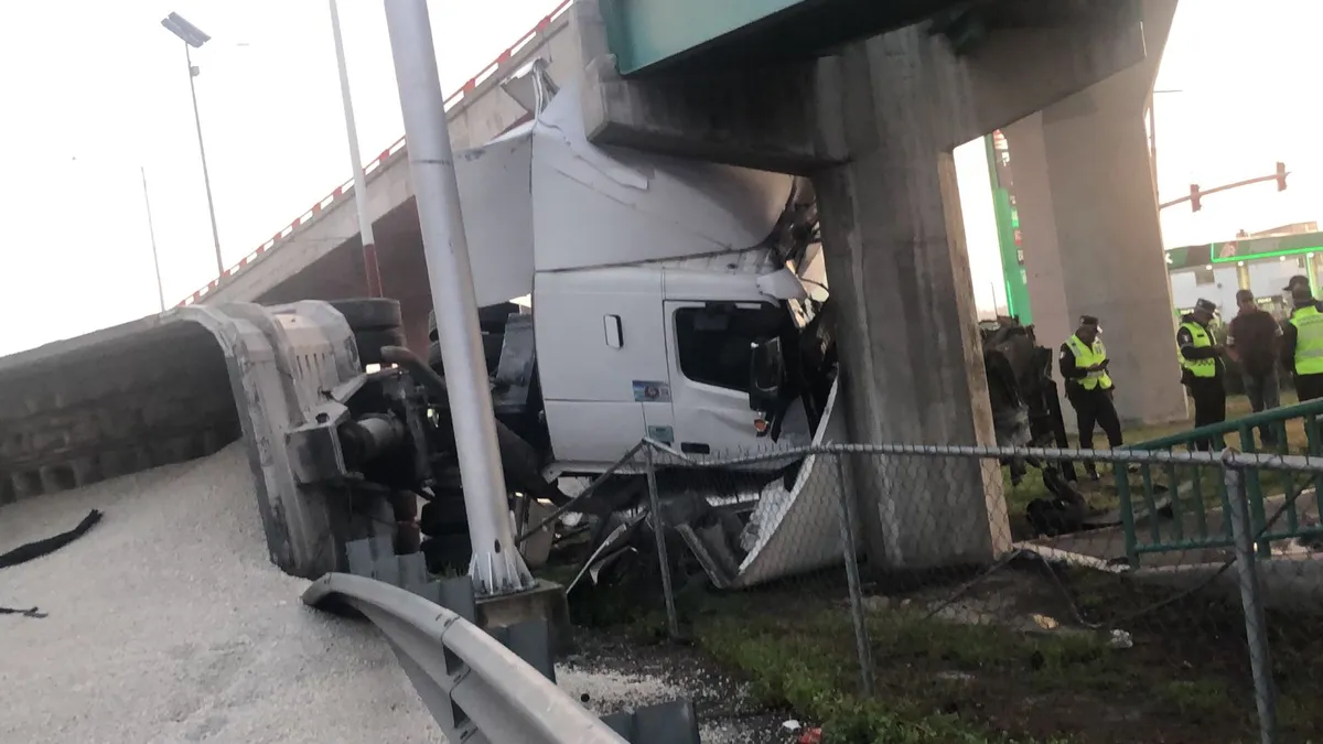 Vuelca tráiler en la carretera Lechería-Texcoco
