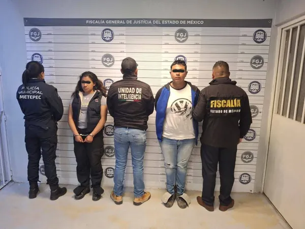 Los detenidos fueron identificados como Aldo Adrián “N”, de 27 años, con domicilio en Infonavit San Francisco, y Andrea “N”.