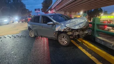 Elementos de tránsito municipal y servicios de emergencia acudieron al lugar para brindar apoyo y retirar las unidades involucradas.