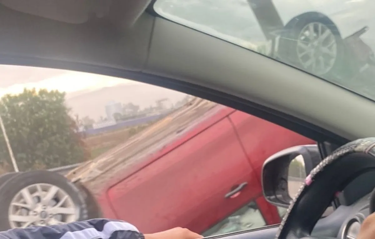 Se registra volcadura en el Circuito Exterior Mexiquense a la altura de Tultepec