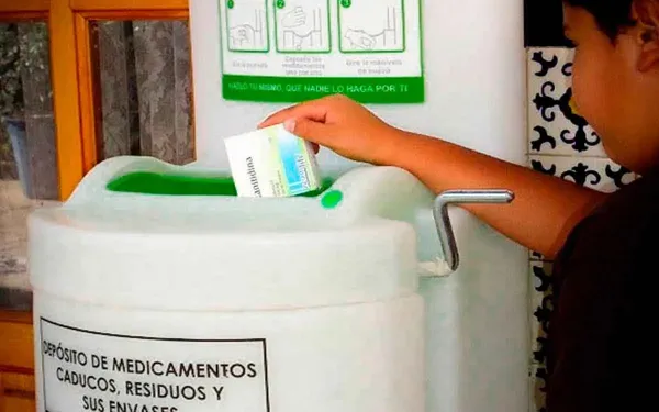 Está estrictamente prohibido depositar agujas, gasas, pilas, jeringas, productos químicos, termómetros, pañales o equipo de venoclisis.