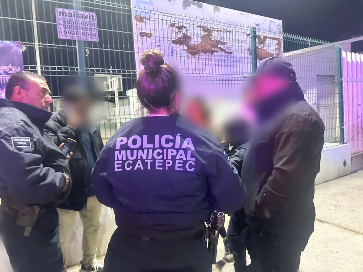El menor, identificado como Leonardo, explicó que contestó una llamada en la que un hombre le aseguró que su madre estaba secuestrada y que debía seguir instrucciones para evitar que le hicieran daño.
